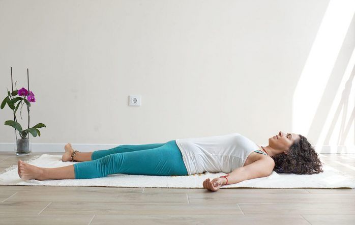 Seguramente más de uno de nosotros tiene asimilado que la práctica de Yoga y Meditación sirve o tiene como uno de sus objetivos principales rebajar e incluso eliminar cualquier rastro de eso que llamamos estrés.